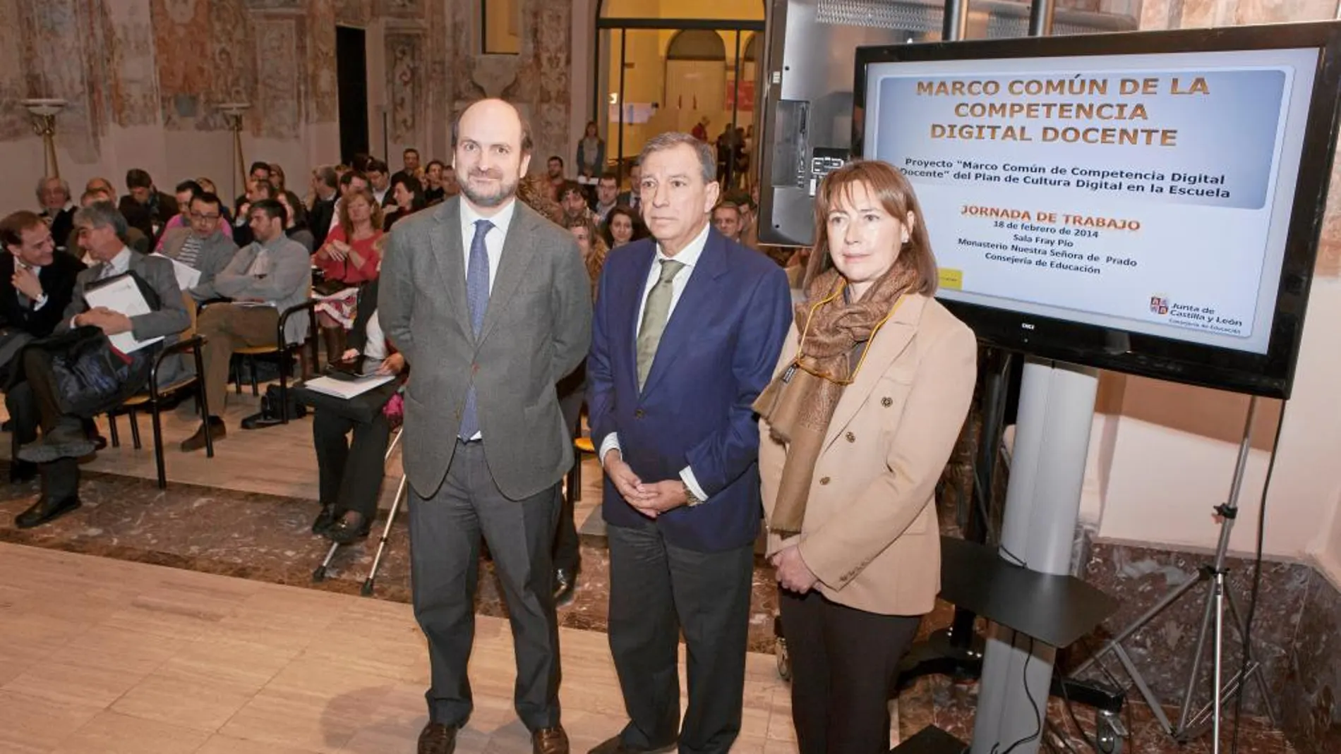 Juan José Mateos junto a Alfonso González y Pilar González durante una jornada en Valladolid