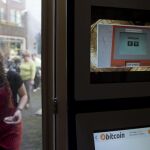 Cajero automático de «bitcoins» en una tetería de Ámstedarm, Holanda