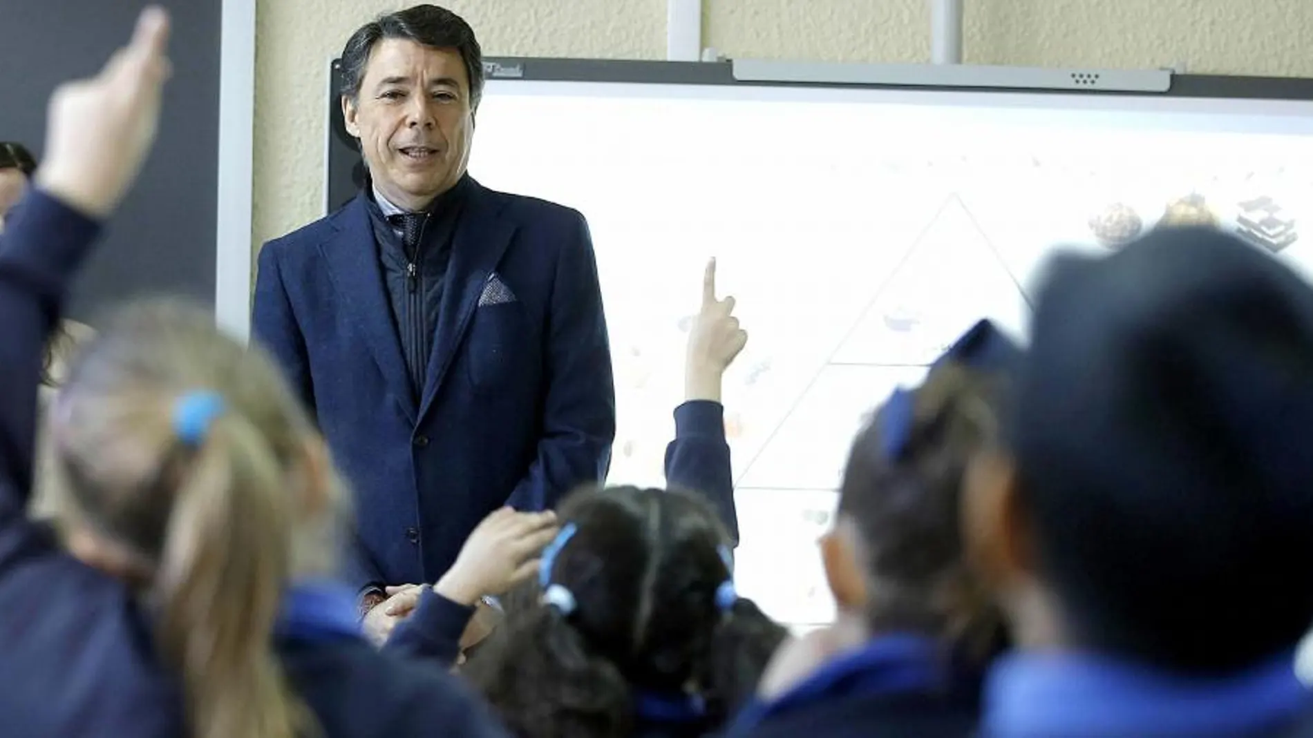 Ignacio González visita el colegio público bilingüe Padre Coloma, donde ha celebrado los resultados de los estudiantes madrileños en el último informe PISA