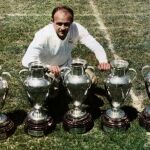 Alfredo Di Stefano, con las cinco copas de Europa que conquistó con el Real Madrid