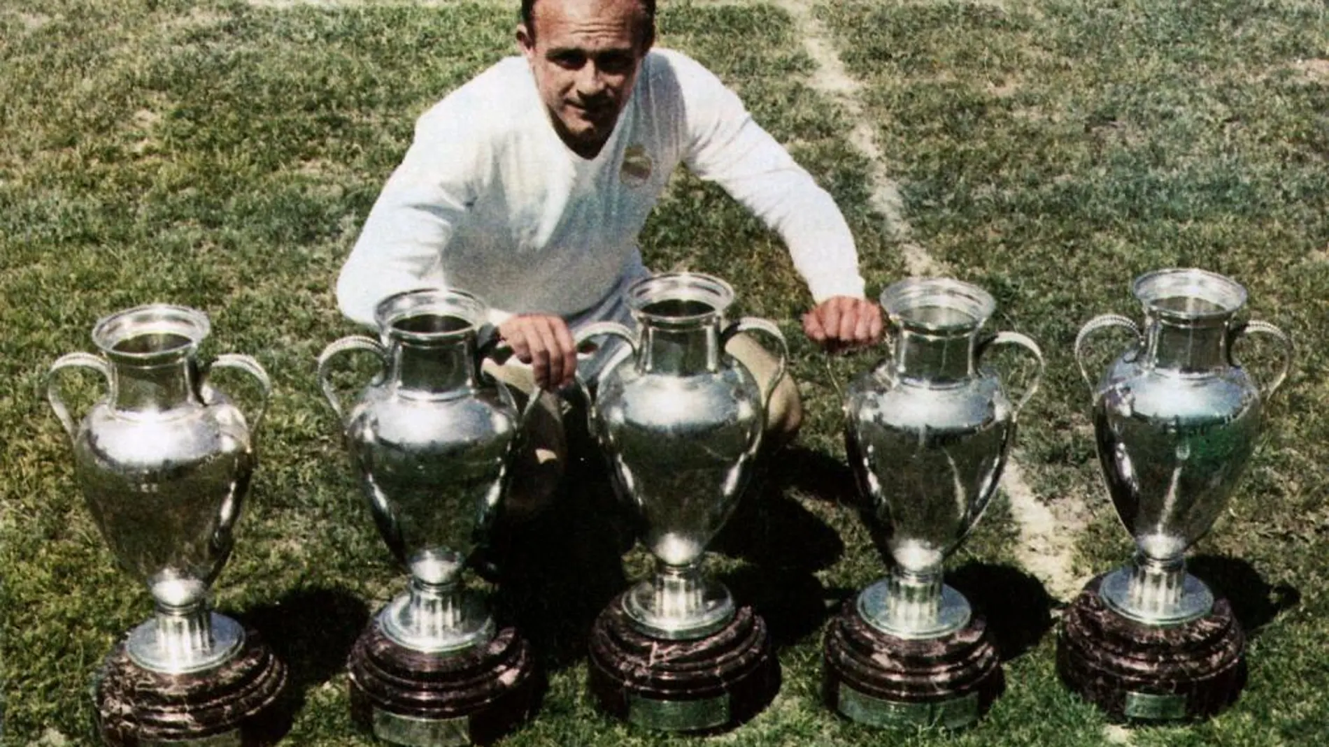 Alfredo Di Stefano, con las cinco copas de Europa que conquistó con el Real Madrid
