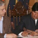 Evo Morales firma el decreto de expropiación de la Empresa de Electricidad de La Paz (Electropaz) y Empresa de Luz y Fuerza de Oruro (Elfeo), junto al vicepresidente Alvaro Garcia Linera
