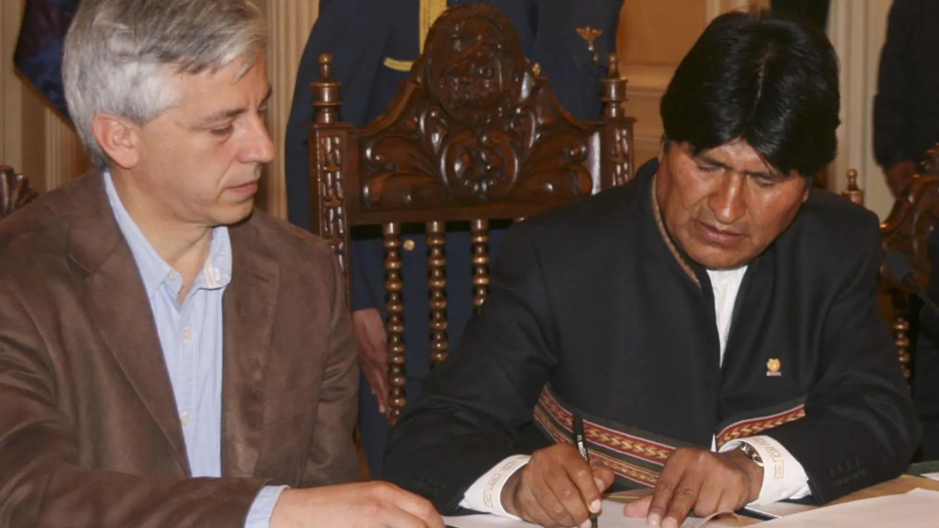 Evo Morales firma el decreto de expropiación de la Empresa de Electricidad de La Paz (Electropaz) y Empresa de Luz y Fuerza de Oruro (Elfeo), junto al vicepresidente Alvaro Garcia Linera