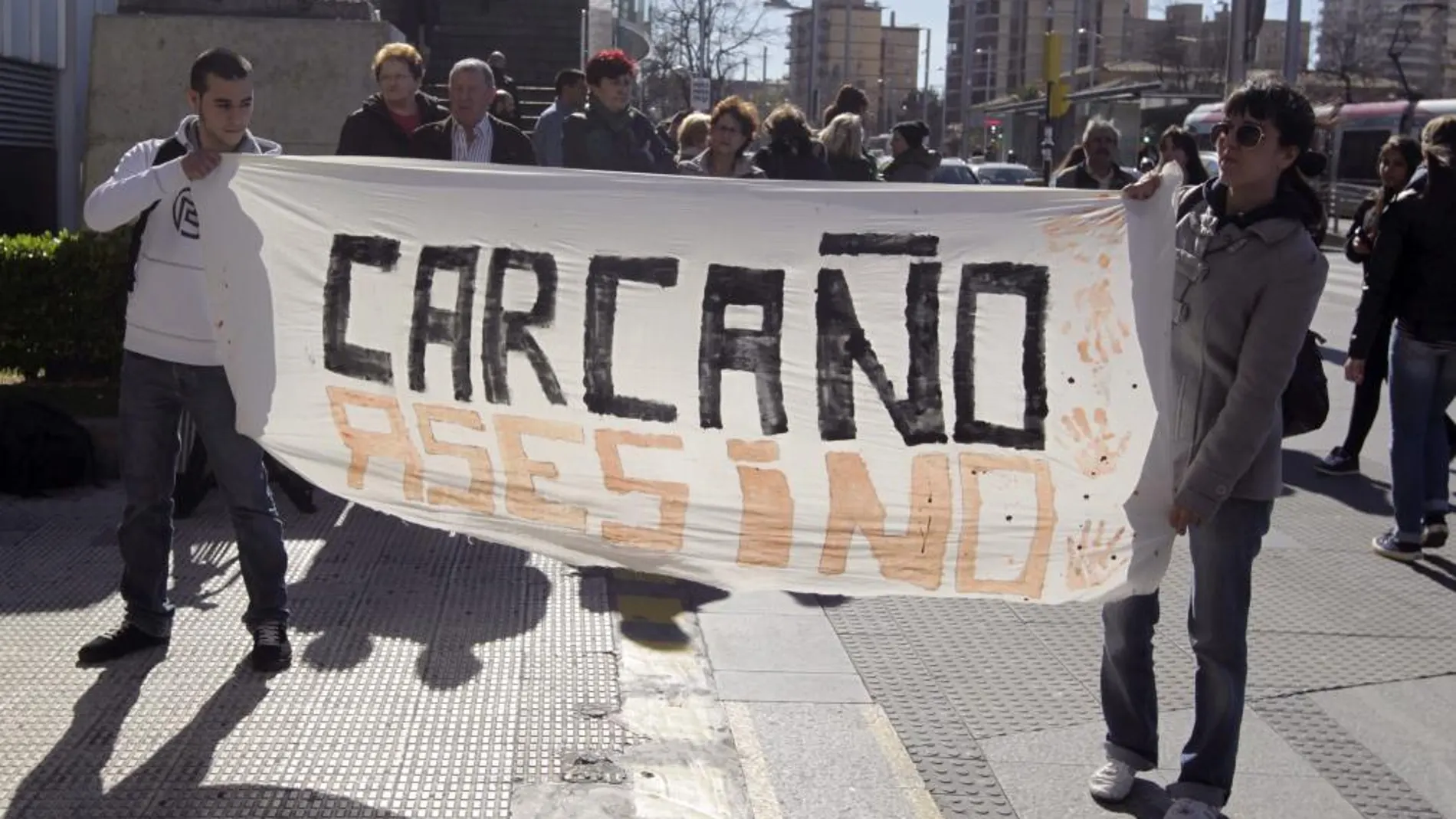 Pancarta desplegada ayer en el Hospital Miguel Servet de Zaragoza a la entrada y salida de Miguel Carcaño