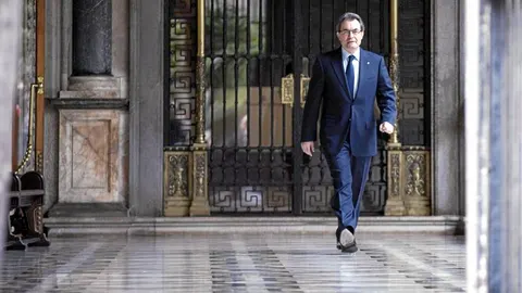 Mas, ayer, de camino al Saló Daurat del Palau de la Generalitat, donde cada martes se reúne el Govern