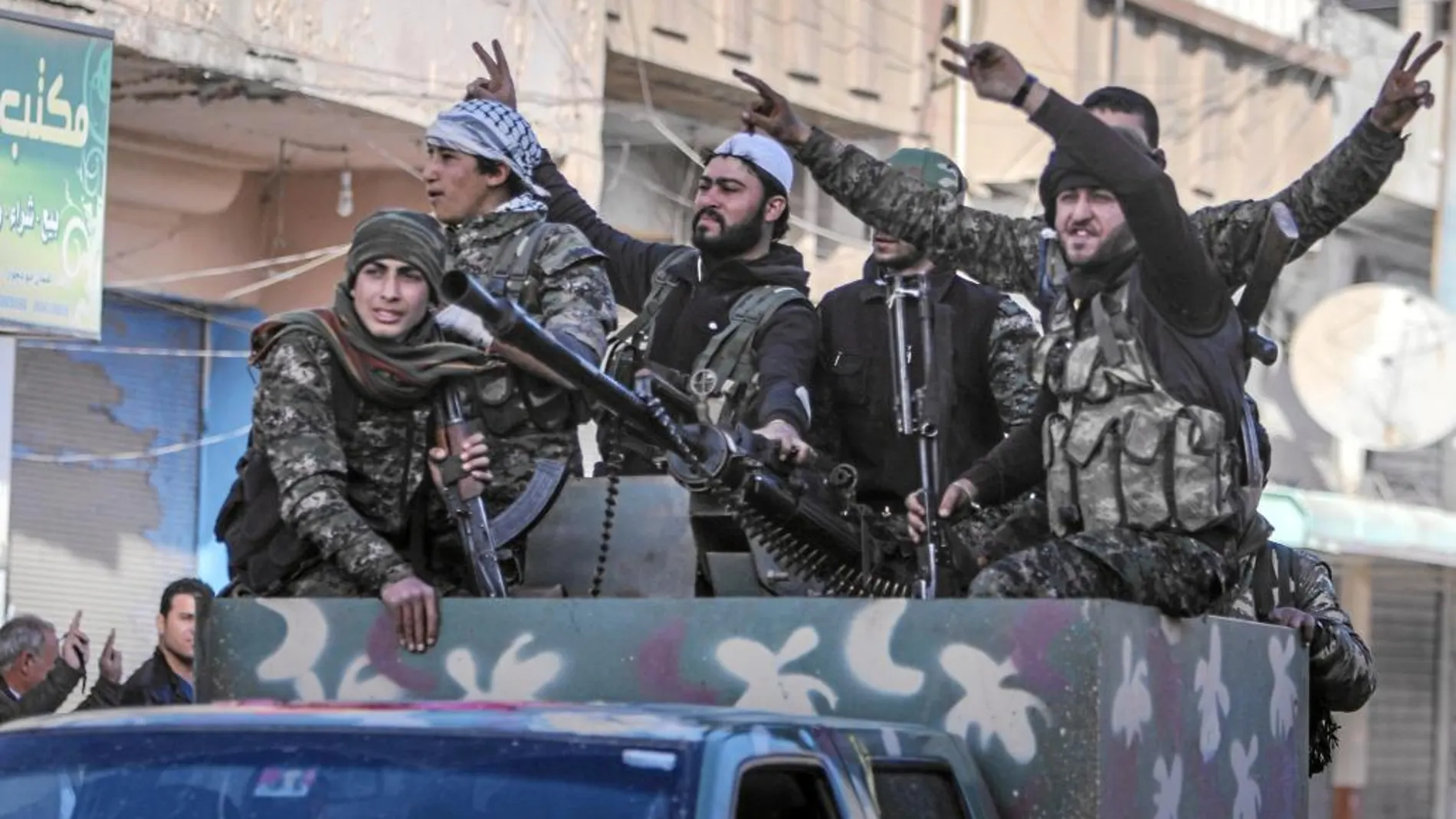 Soldados de las Unidades de Protección Popular kurdas en la ciudad siria de Qamishli