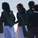 Un grupo de niños saliendo de la escuela que ha sufrido un ataque