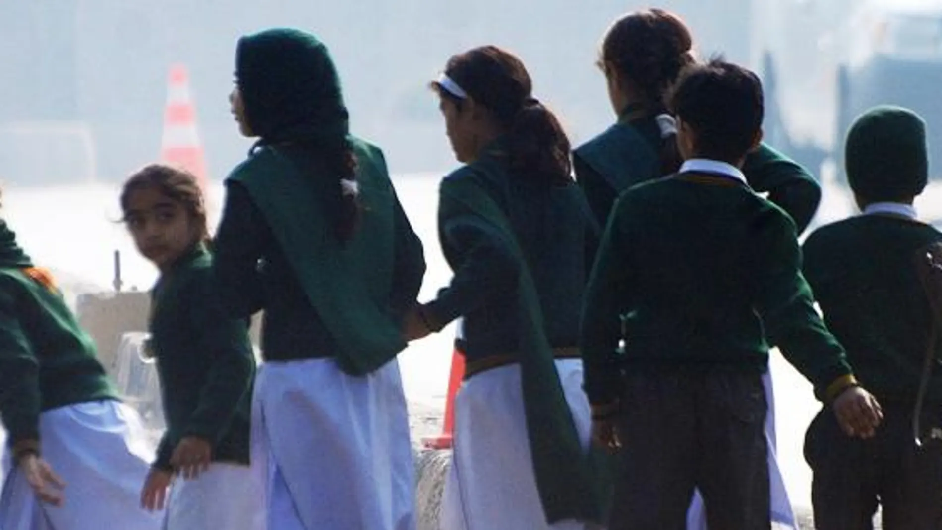 Un grupo de niños saliendo de la escuela que ha sufrido un ataque