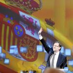 El presidente del Gobierno, Mariano Rajoy, saluda a los asistentes a la Convención Nacional del PP, en Valladolid.