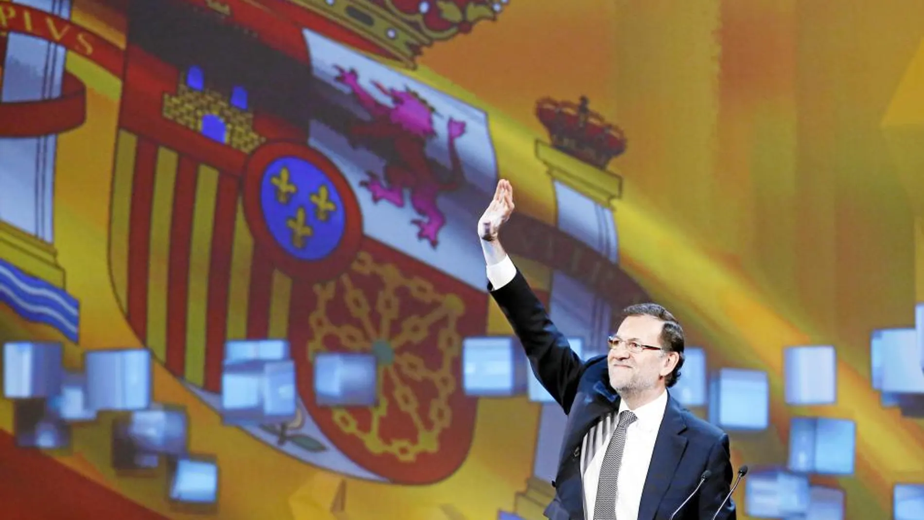 El presidente del Gobierno, Mariano Rajoy, saluda a los asistentes a la Convención Nacional del PP, en Valladolid.