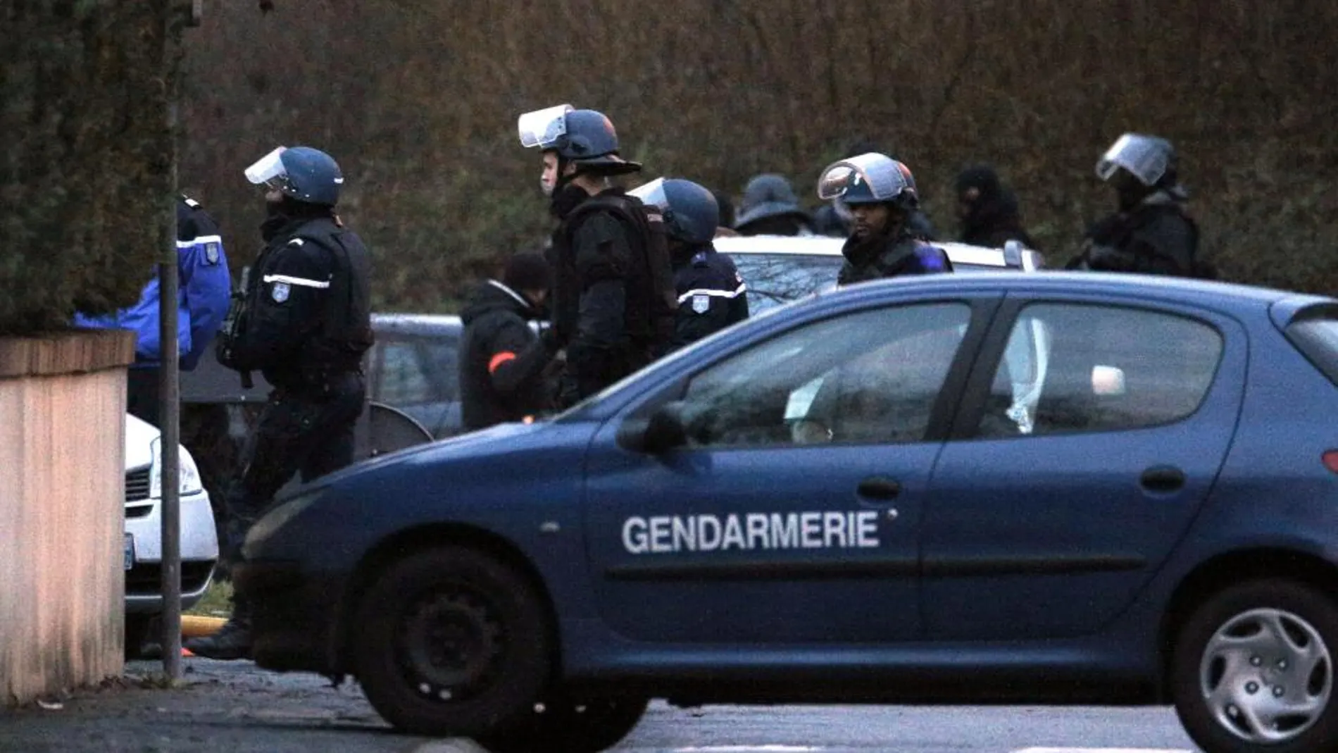 Agentes de la gendarmería francesa