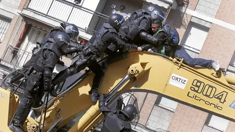 El forcejeo con la Policía se trasladó a lo alto de la excavadora que iba a proceder al derribo de la vivienda