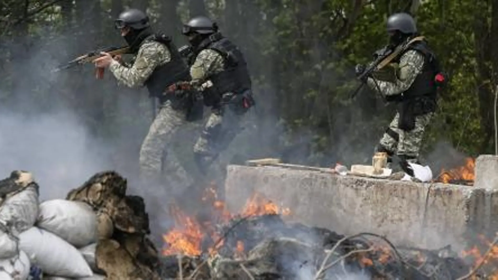 Tropas ucranianas tratan de tomar un punto de control de los prorrusos en Slaviansk