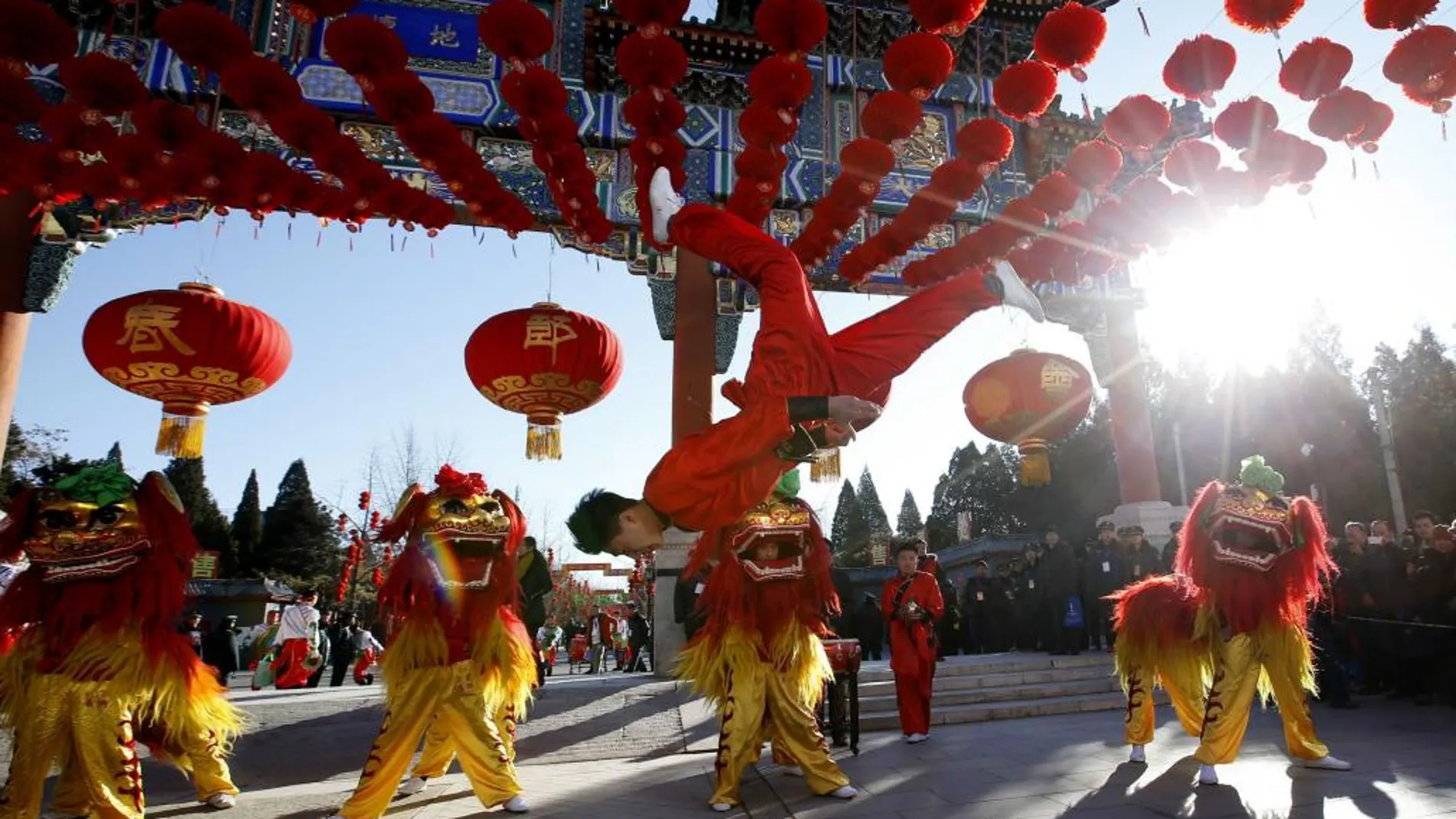 Bailarines realizan la danza del león en Pekín