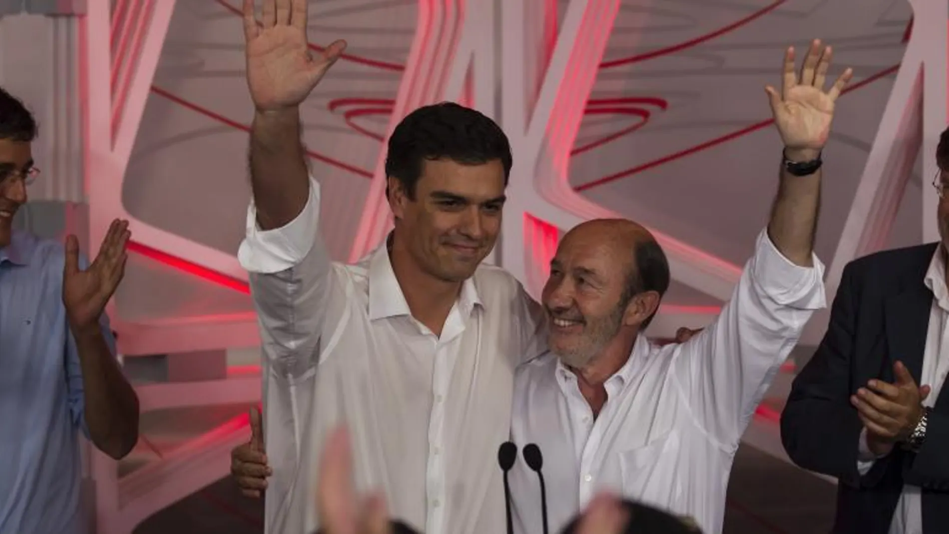 Pedro Sánchez, flanqueado por sus rivales, Eduardo Madina (i), José Antonio Pérez Tapias (dcha) y su predecesor, Alfredo Pérez Rubalcaba