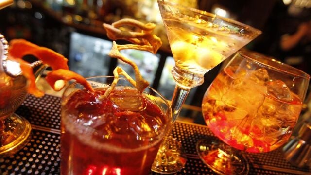 El Manhattan es un cóctel clásico a base de whiskey, vermut rojo y un chorrito de angostura | Imagen de archivo