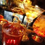 El Manhattan es un cóctel clásico a base de whiskey, vermut rojo y un chorrito de angostura | Imagen de archivo