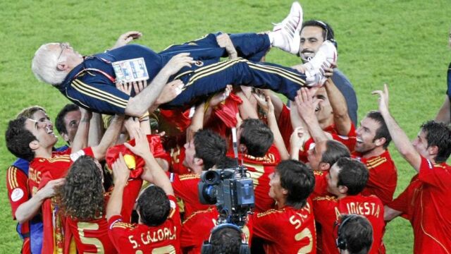 Los jugadores españoles mantean a Luis Aragonés después del triunfo ante Alemania en la final
