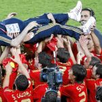 Los jugadores españoles mantean a Luis Aragonés después del triunfo ante Alemania en la final