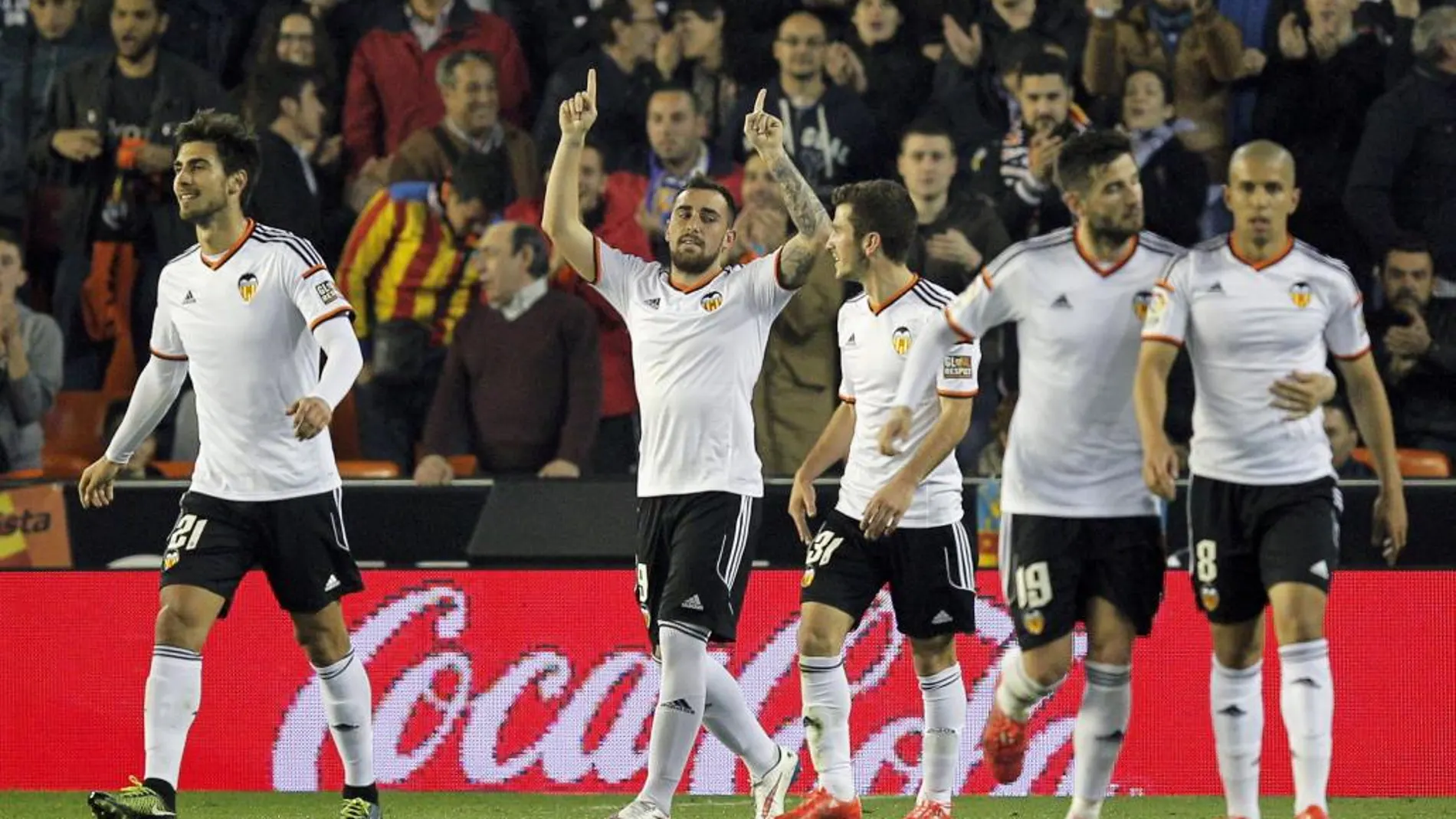 El delantero del Valencia Paco Alcácer (2-d) celebra tras marcar el segundo gol ante el Deportivo de La Coruña
