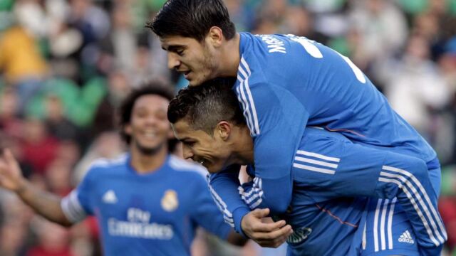 Morata salta sobre su compañero Cristiano Ronaldo tras marcar el quinto gol de su equipo ante el Betis