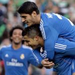Morata salta sobre su compañero Cristiano Ronaldo tras marcar el quinto gol de su equipo ante el Betis