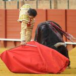 Derechazo de El Cid, ayer, en el coso sevillano