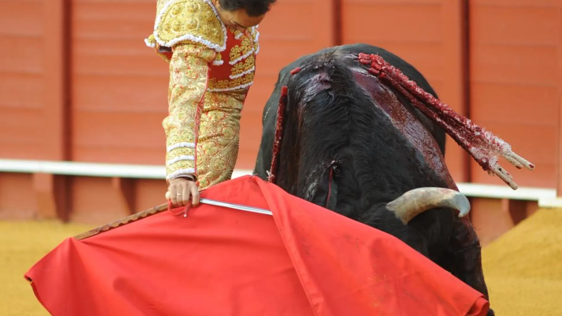 Derechazo de El Cid, ayer, en el coso sevillano