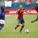 Iniesta, uno de los exponentes del fútbol de toque, en el partido contra Haití