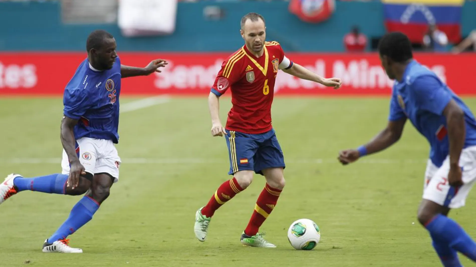 Iniesta, uno de los exponentes del fútbol de toque, en el partido contra Haití