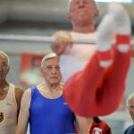 Unos ancianos hacen gimnasia en Francfort (Alemania)