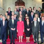 La Reina, tras recibir el Premio, junto al presidente y los miembros del jurado de la Fundación