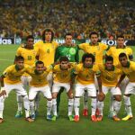 Fotografía de archivo del 30 de junio de 2013 de la selección brasileña de fútbol posando para las fotos antes del partido final de la Copa Confederaciones ante su similar de España en el estadio Maracaná, en la ciudad de Río de Janeiro.