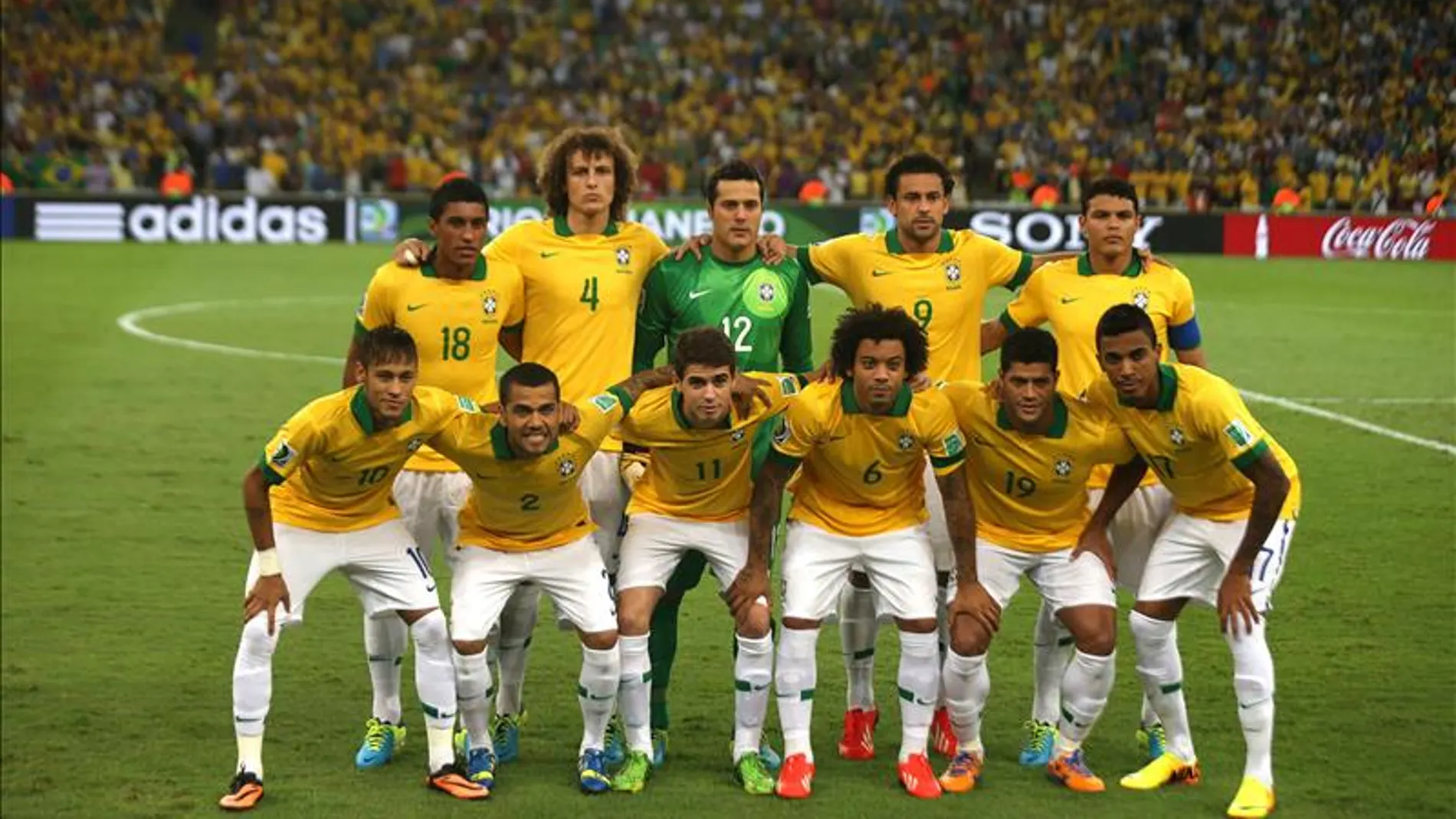 Fotografía de archivo del 30 de junio de 2013 de la selección brasileña de fútbol posando para las fotos antes del partido final de la Copa Confederaciones ante su similar de España en el estadio Maracaná, en la ciudad de Río de Janeiro.