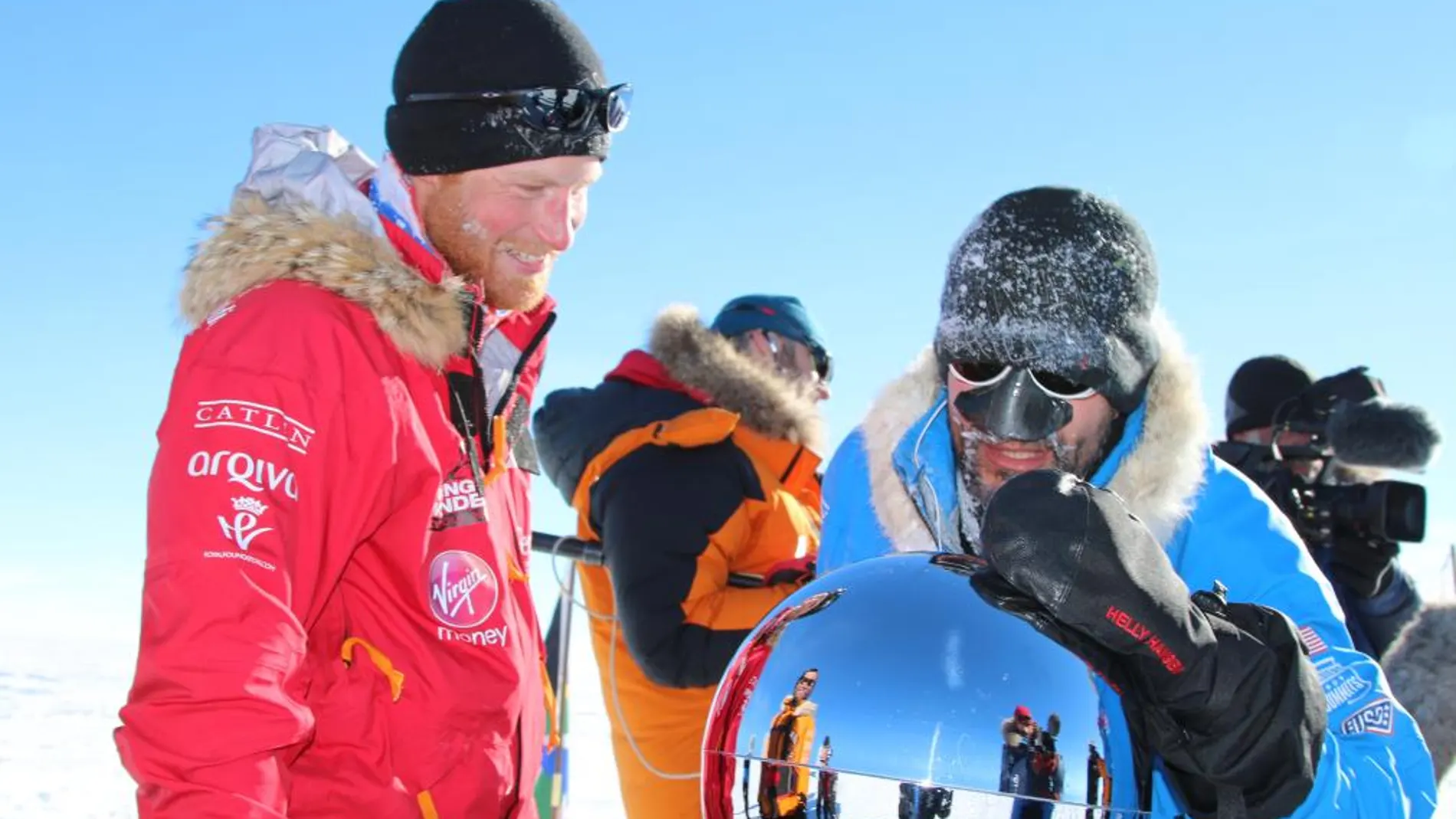 El Príncipe Harry posa para los fotógrafos en el Polo Sur.