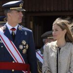 Los Reyes Felipe VI y Letizia durante la última edición de la entrega de los Reales Despachos a los nuevos sargentos de la XXII Promoción de la Academia Básica del Ejército del Aire, la primera que se forma bajo el nuevo modelo de enseñanza, en el Aeródromo Militar de la Virgen del Camino (León)