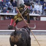 Raúl Ramírez salta garrocha en mano al cuarto toro de Palha ayer en Las Ventas