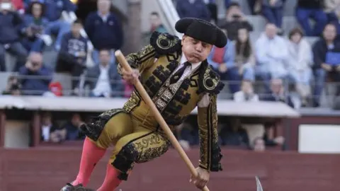 Raúl Ramírez salta garrocha en mano al cuarto toro de Palha ayer en Las Ventas