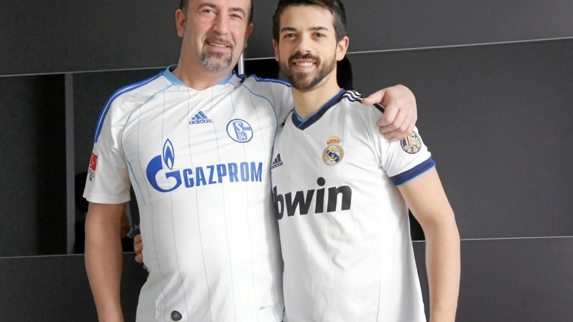 Manuel Martínez y su hijo Mikel. Él es hijo de una pareja española que se fue a Gelsenkirchen a ganarse la vida.