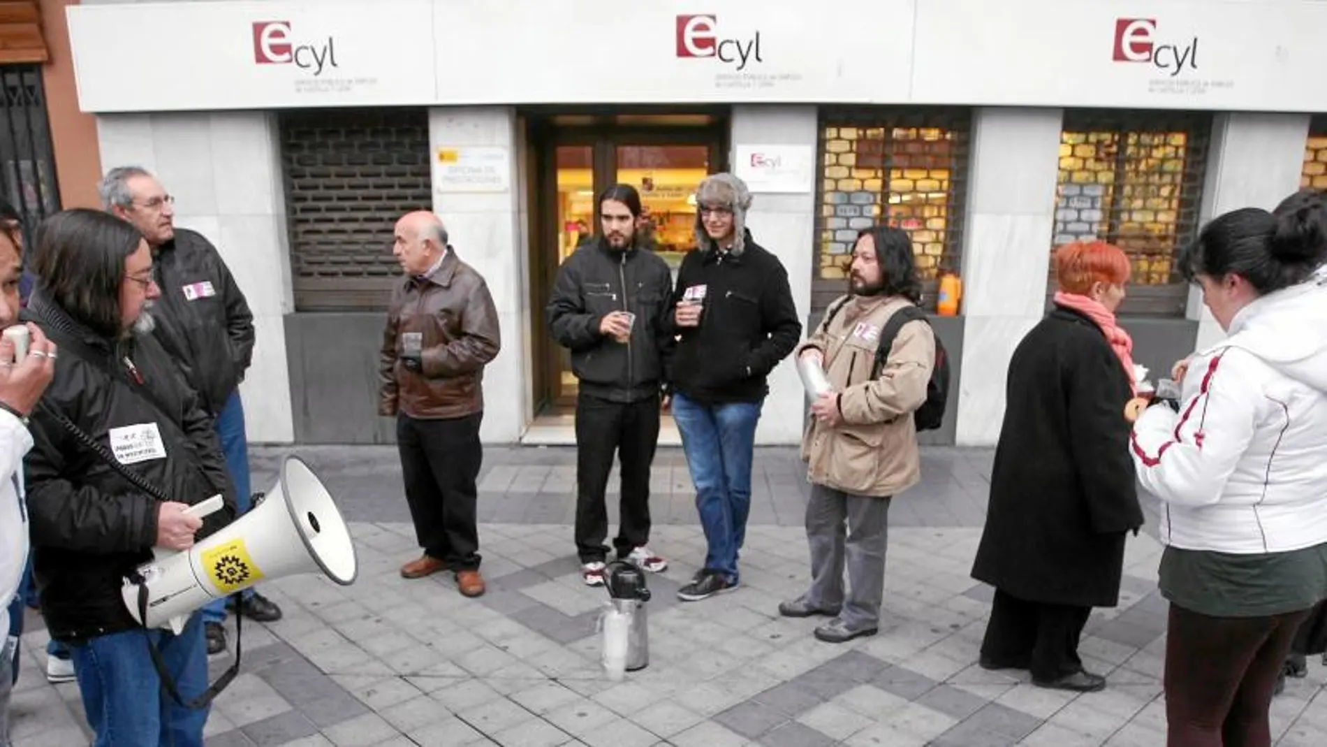 Medio centenar de personas se han sumado ya en Valladolid a esta organización, que se presentaba ayer con un «desayuno de empresa» en la calle frente a la sede del Ecyl