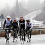 Los cinco ciclistas, durante un momento de su recorrido por el circuito ponferradino