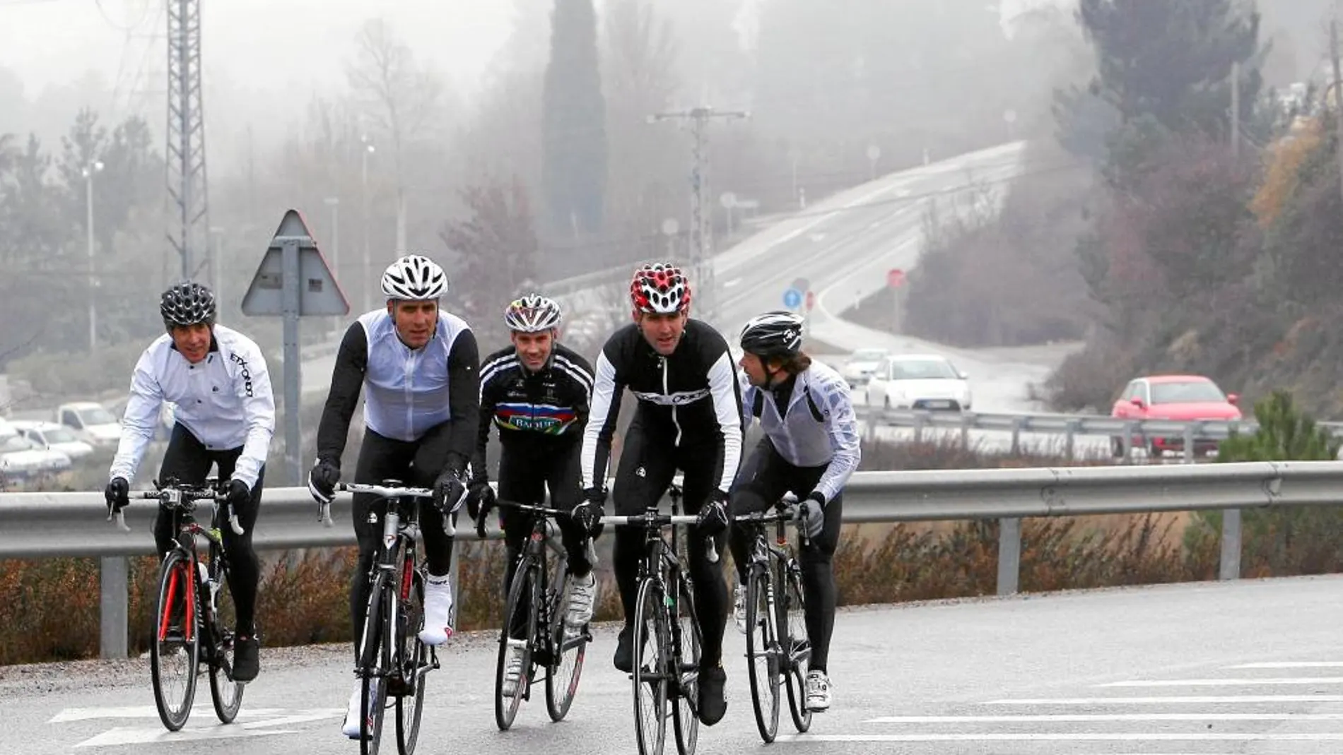 Los cinco ciclistas, durante un momento de su recorrido por el circuito ponferradino