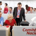 El secretario general del PSPV-PSOE, Ximo Puig (c), a su llegada a la reunión del comité nacional del PSPV-PSOE