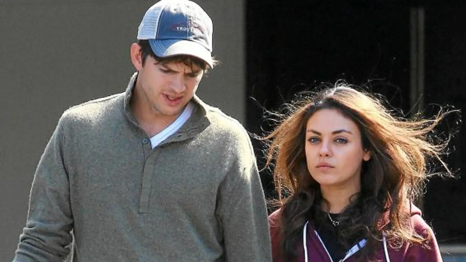 El protagonista de «Dos hombres y medio» junto a su pareja, Mila Kunis