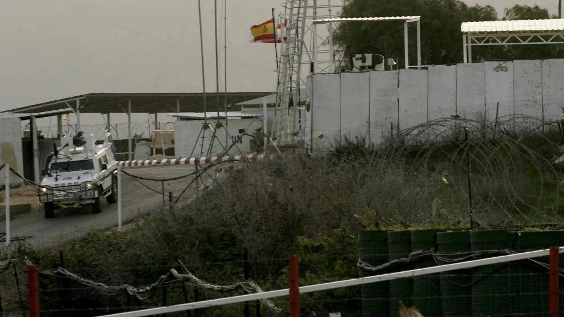 La bandera española (centro, delante) ondea en una base militar de la ONU en el Líbano, cerca de la frontera con Israel, hoy, miércoles 28 de enero de 2015.