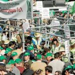 Algunos de los manifestantes se agolpan en el espacio que Asaja habilitó para repartir frutas y verduras