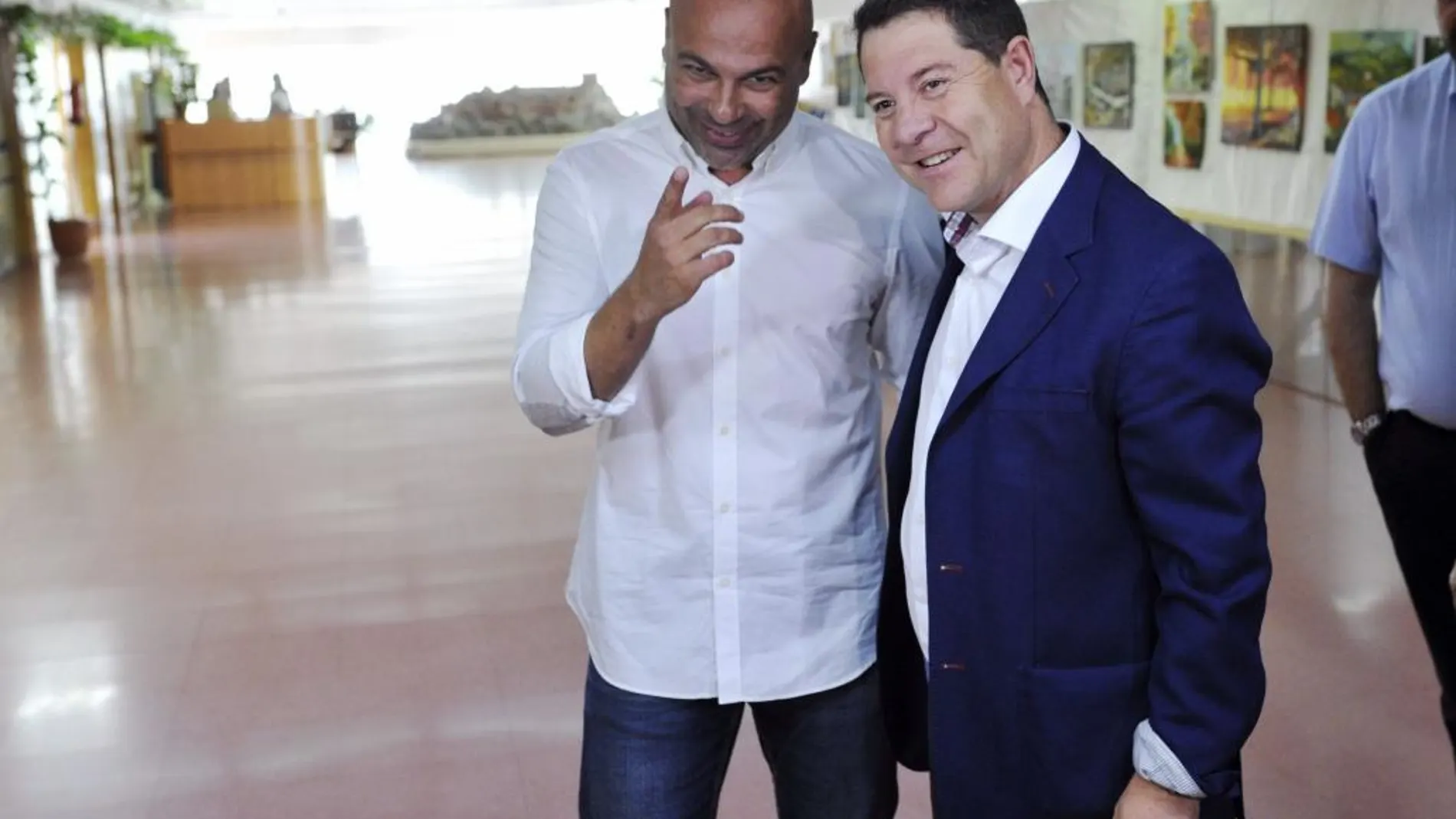 El candidato del PSOE a la Presidencia de Castilla-La Mancha, Emiliano García-Page, y el secretario regional de Podemos, José García Molina