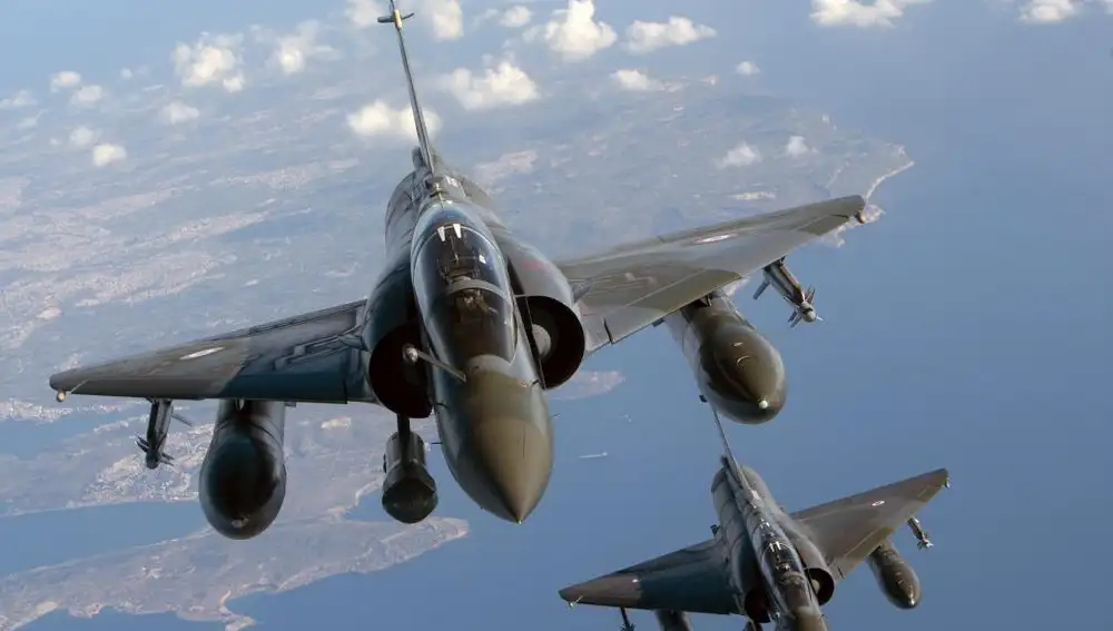 Imagen de archivo del ministerio francés de Defensa en la que se ve a dos cazas Mirage 2000 D volando sobre el Mediterráneo