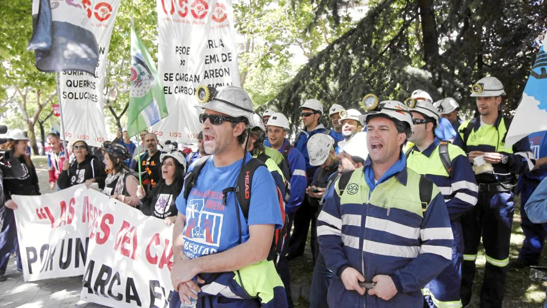 Un grupo de mineros se concentran frente al Ministerio de Industria