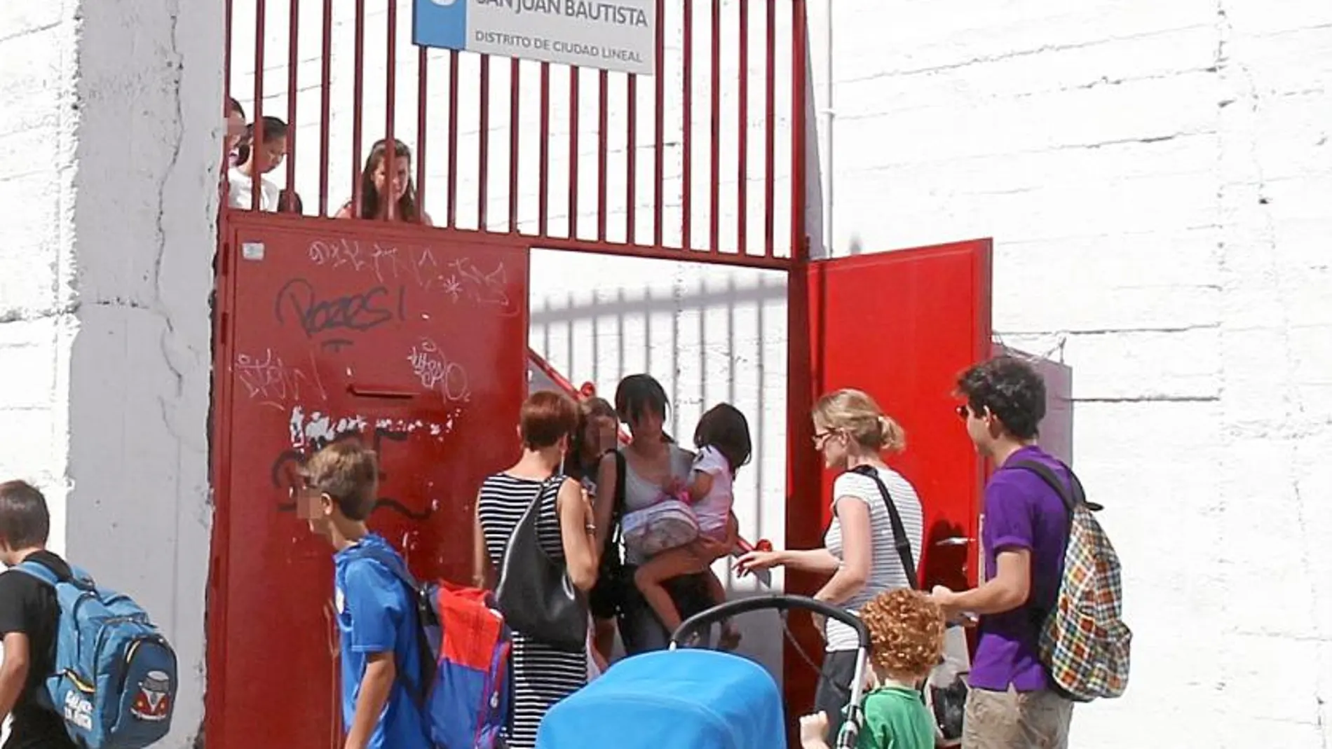 En algunos centros podía verse a agentes de la Policía Nacional uniformados. En otros casos, los agentes de paisano aguardaron en las horas de entrada y salida.